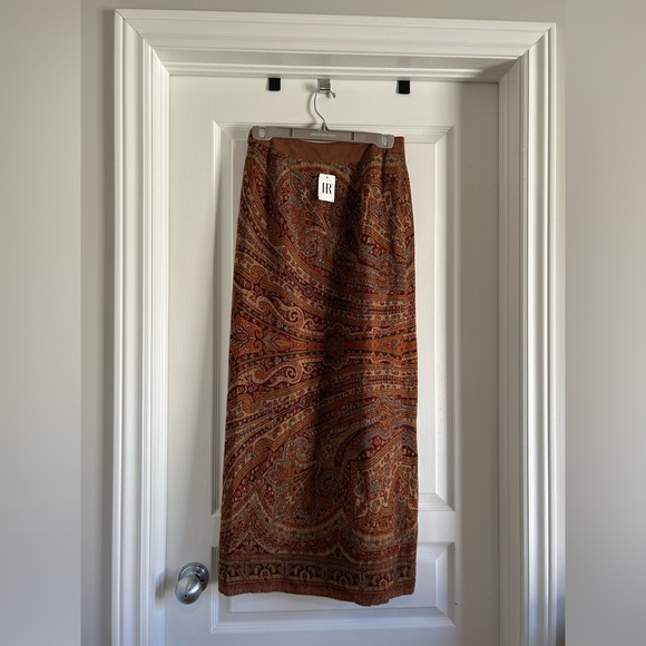 Holt Renfrew 100% Wool Skirt with Paisley design - Picture 5 of 6